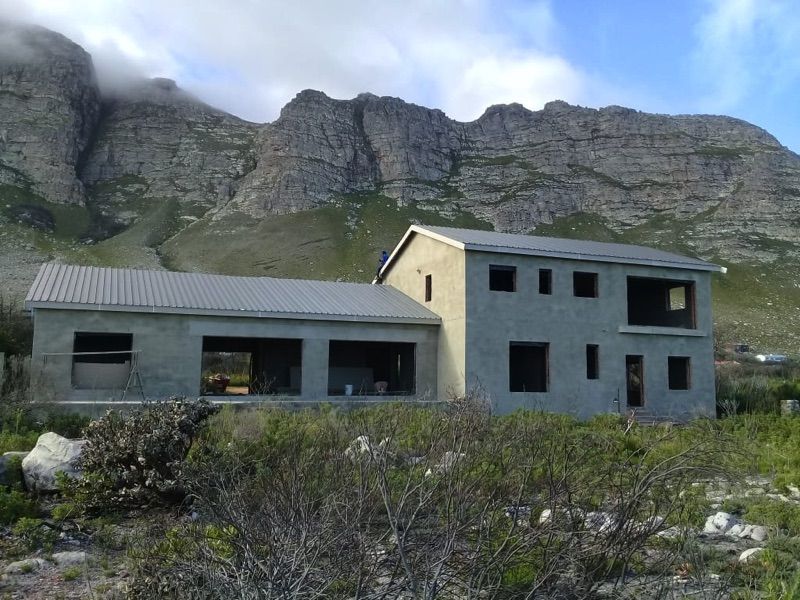 Hosue close to mountains